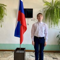 Торжественная линейка и поднятия государственного флага России под Гимн Российской Федерации