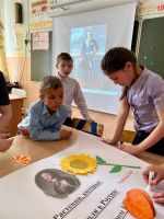 Подготовка плаката учащимися 3 класса 