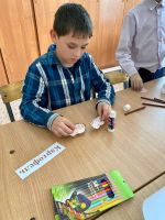 Учащиеся 3 класса изготавливают плакат 